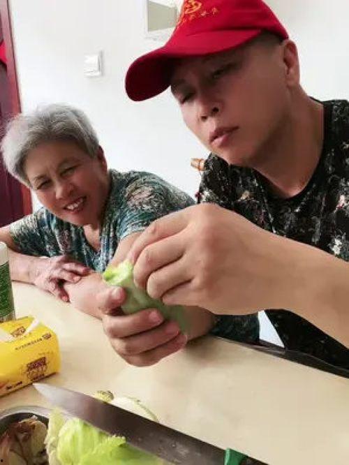 女方母亲吃瓜视频,揭秘家庭纷争背后的真相