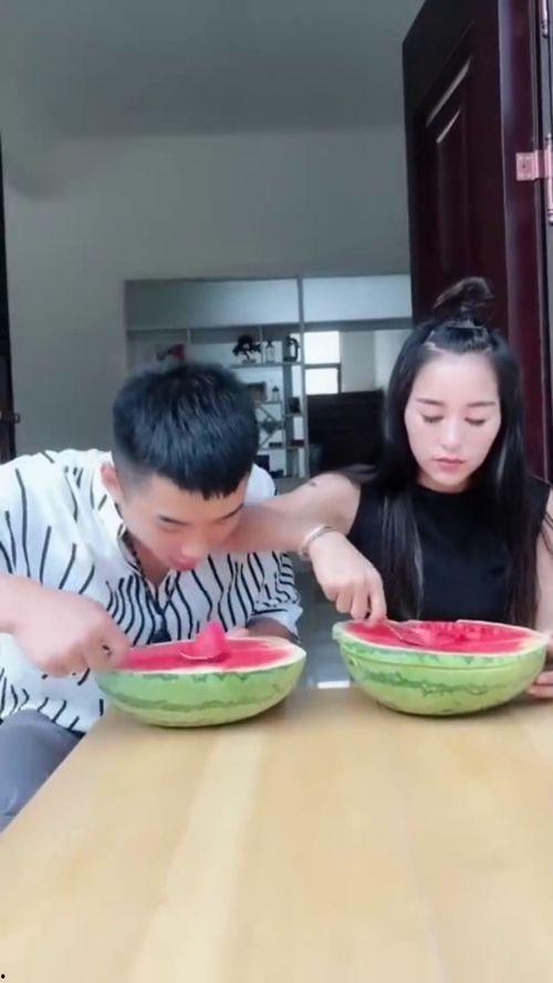 夫妻在家吃瓜,夫妻温馨家居时光