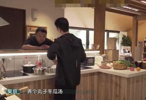 夫妻在家吃瓜,夫妻温馨家居时光