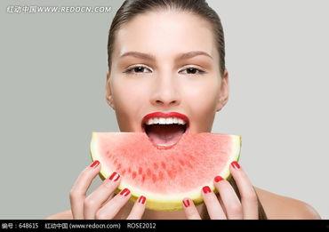 美女娇喘吃瓜图片